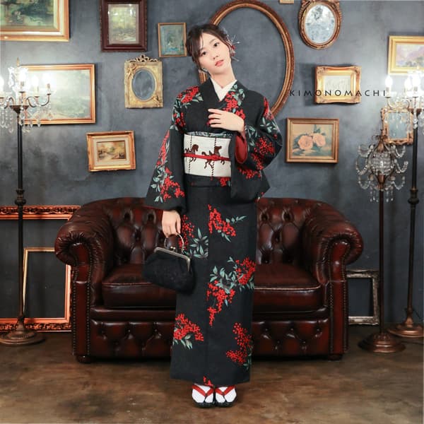 Arabesque with Nandina dalam warna hitam