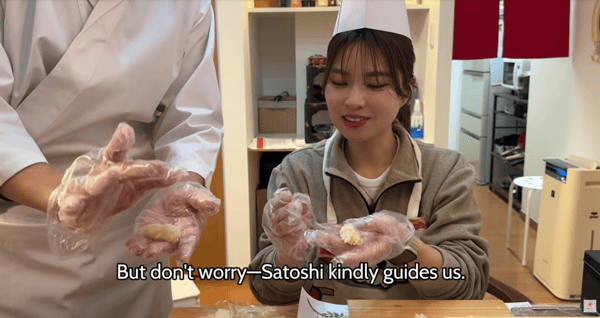 Rena观看Satoshi快速的手部动作