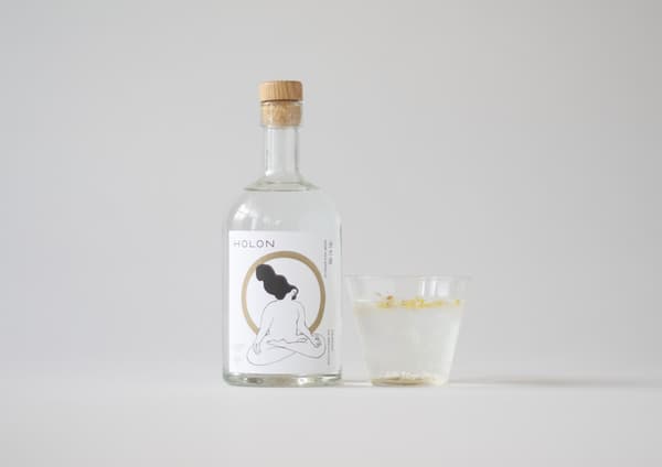 Botol HOLON GIN SEASONAL 金木犀 0,00% di samping gelas