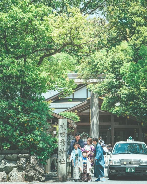 스튜디오는 사루타히코 신사 바로 앞에 위치해 있습니다
