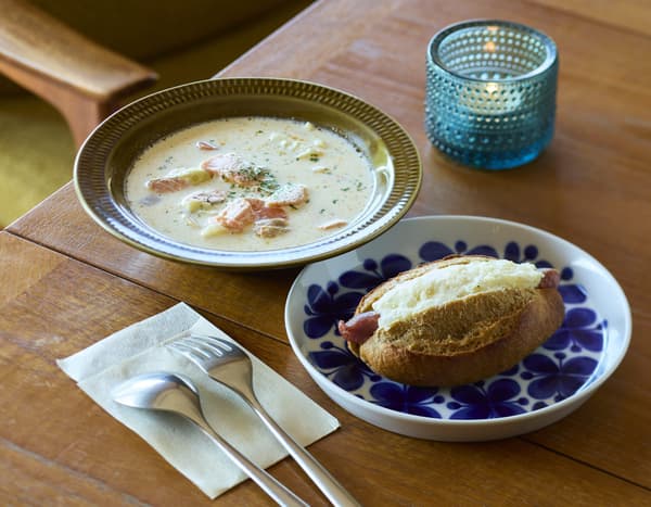 Reindeer sausage hot dog and salmon soup set