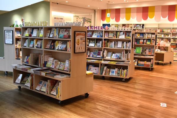 Movable shelves in the center of the retail area