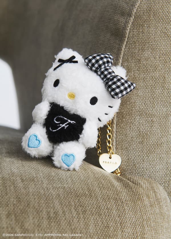 Hello Kitty Plush Charm di atas kursi