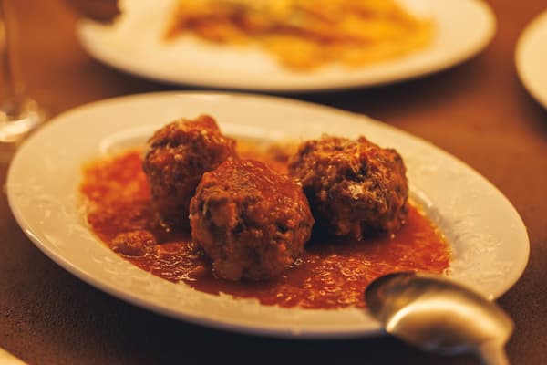 토마토 소스로 정성껏 끓여낸 폴페테