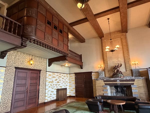 Un espacio adornado con azulejos decorativos