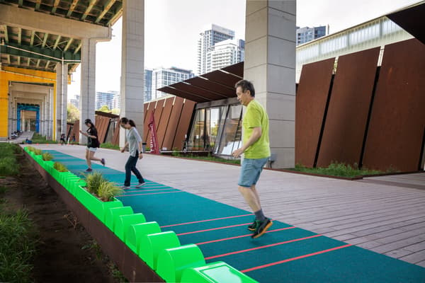 位於多倫多 The Bentway 的 Walk Walk Dance