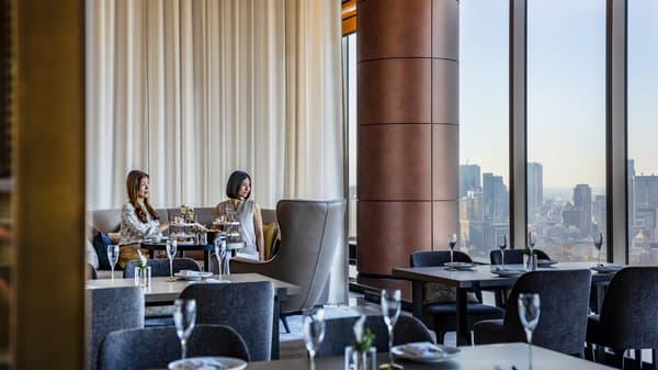 THE LOUNGE with views over the Tokyo skyline