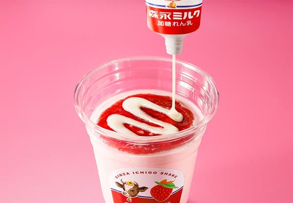 Susu Kental Manis Morinaga dituang di atas saus stroberi pada shake