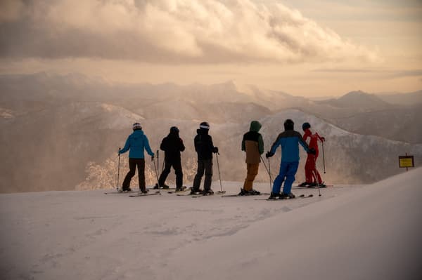 站在雪地上，只是凝视。星野度假村Tomamu滑雪胜地。在您开始滑行之前，风景和雪景已经完美。