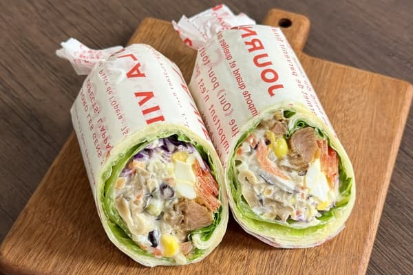 Sándwich tipo wrap de ensalada de pollo teriyaki y vegetales de raíz
