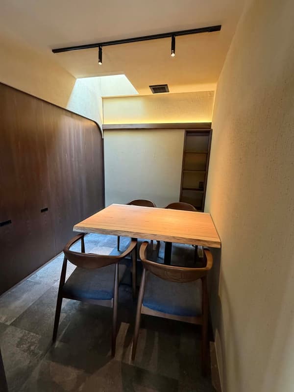 2F 包间，包括 4 人、6 人、8 人和 30 人选项，适合商务用餐