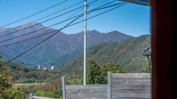 Gunung Tanigawa terlihat dari halaman