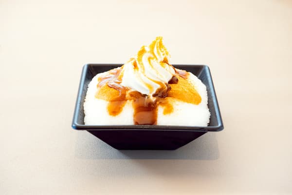 搭配蕨餅、紅豆和牛奶霜淇淋的黑糖蕨餅刨冰