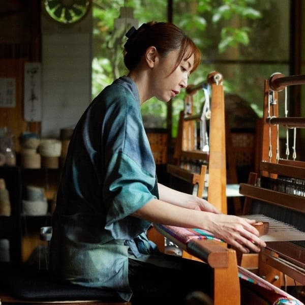 Aya Nishikata weaving at a loom