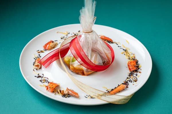 Plato de pescado: Bogavante canadiense y besugo, estilo envuelto para regalo, con salsa bullabesa