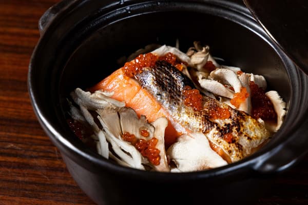 Nasi clay pot dengan perut salmon dan telur salmon