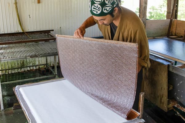 製作美濃和紙的工匠正在工作