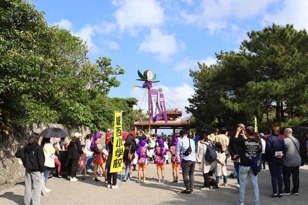 首里儿童扛大旗