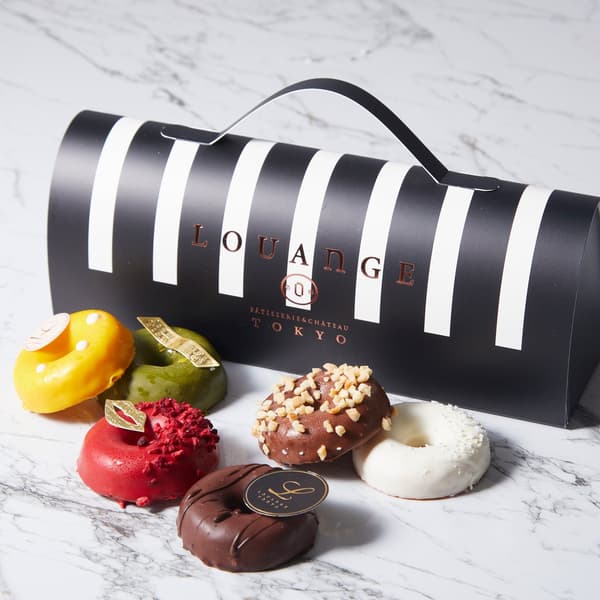 Madeleine cokelat CHOCOLINE DONUT dalam kotak khusus