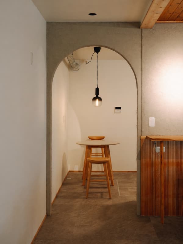 拱門後的北歐風格空間