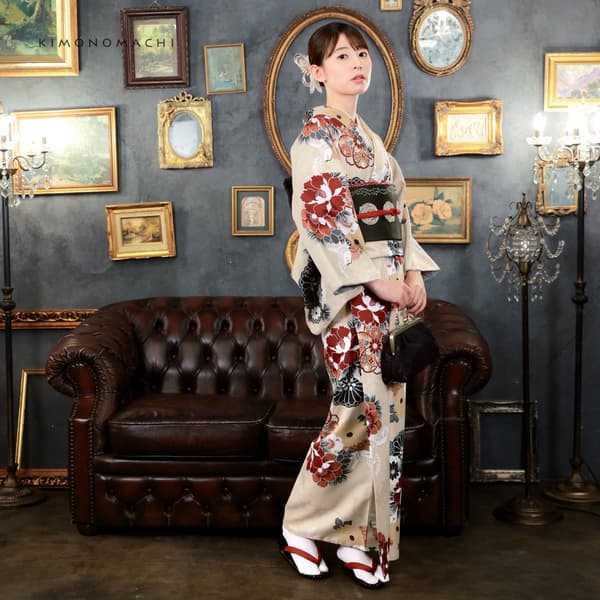 Cranes, Floral Crests, and Twisted Cherry Blossoms dalam warna krem