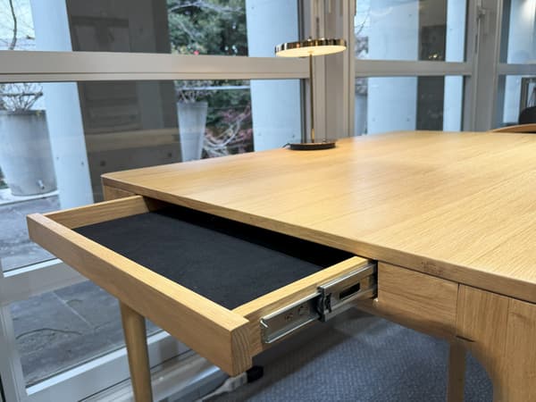 在 Presentation Place 展出的橡木实木版本