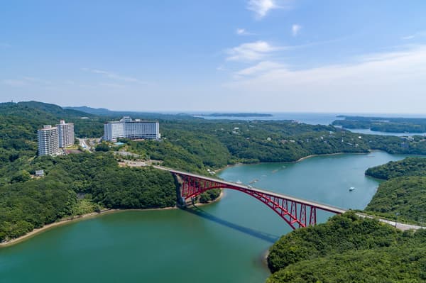 壮观的地理位置，周围环绕着 Rias 海岸线和郁郁葱葱的绿色植物