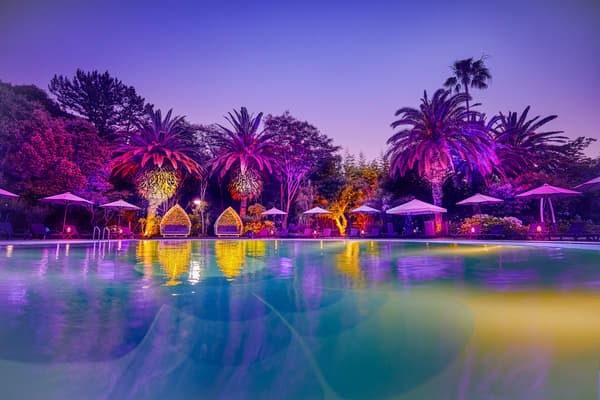 夜晚粉色与金色灯光照耀下的Shell Pool