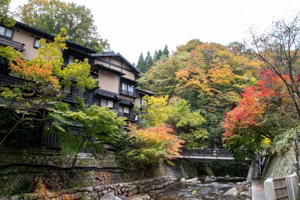 黑川温泉秋季景色，有传统的日式旅馆和温泉