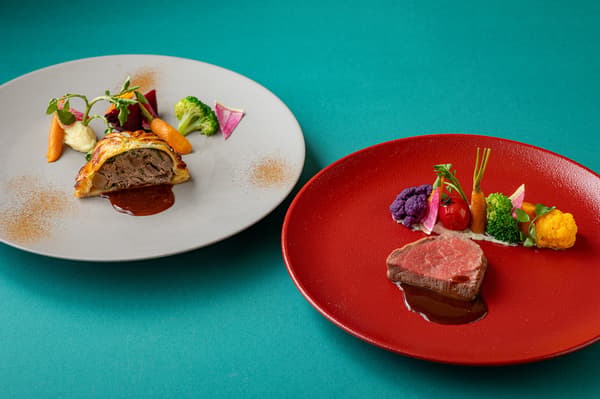 El plato principal es a elegir entre dos platos de carne