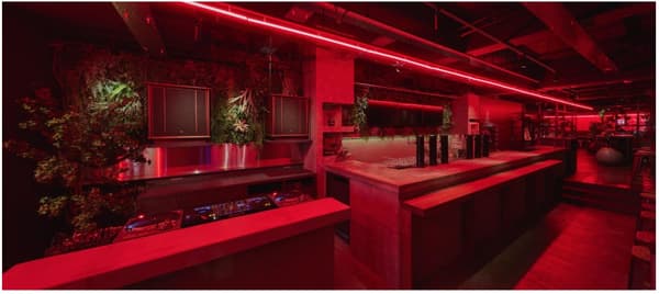 Stan DJ dan konter panjang di dalam restoran
