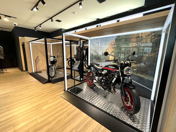 Cage display area