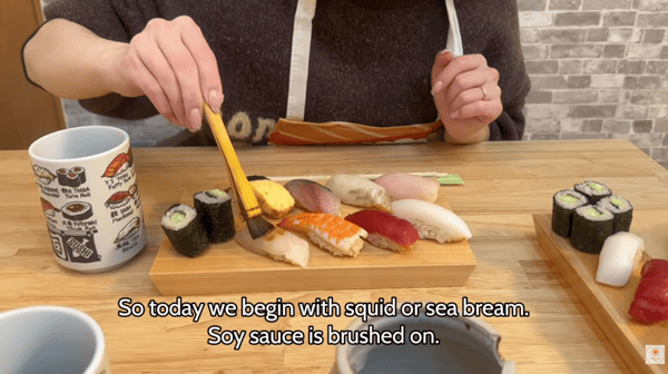 用刷子涂抹酱油