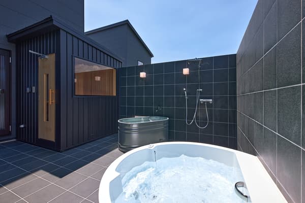 Chiller-equipped cold-water bath and jacuzzi just outside the sauna
