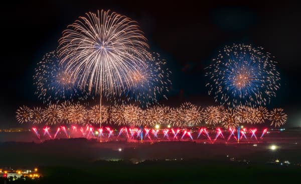 一起享受自行车和烟花的难得机会