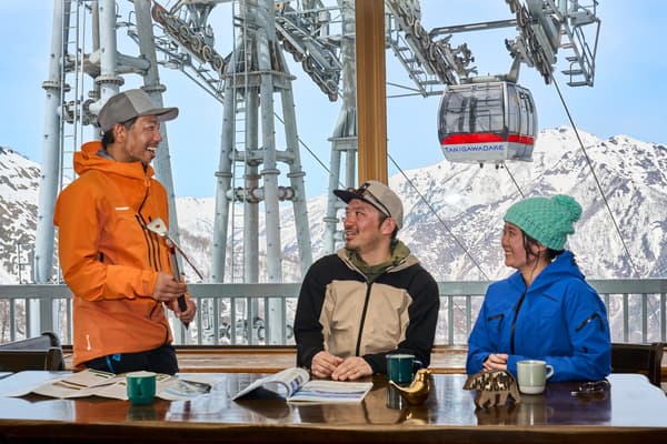 山岳向导讲解雪山装备的课堂
