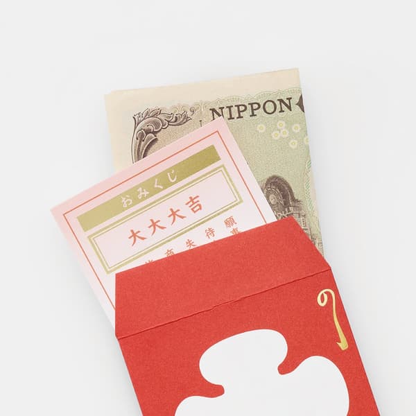 Tarjeta Omikuji para Pochi-bukuro colocada dentro de un sobre de dinero pochi-bukuro