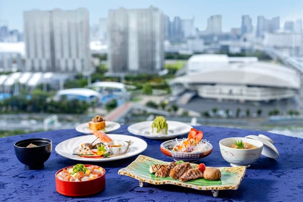 Sarapan spesial di lantai teratas hotel