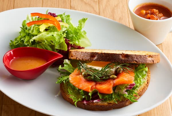 煙熏三文魚和奶油芝士三明治