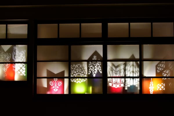 Building-pattern cut-paper display