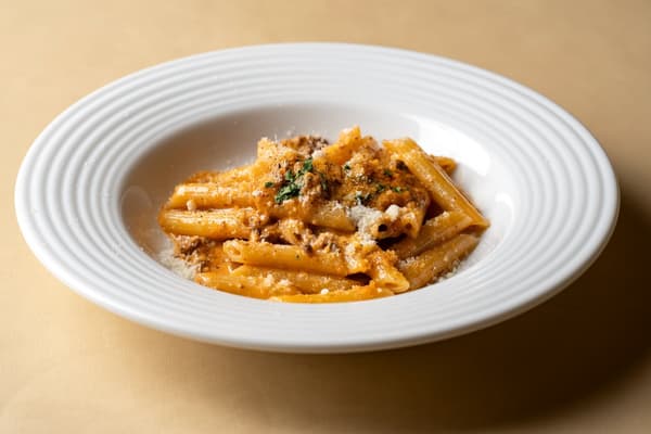 Penne a la crema de boloñesa de TRATTORIA LA TERRAZZA
