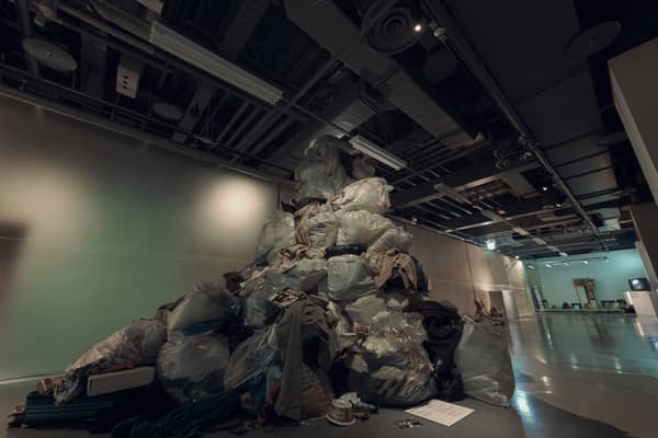 “恐”展现场装置