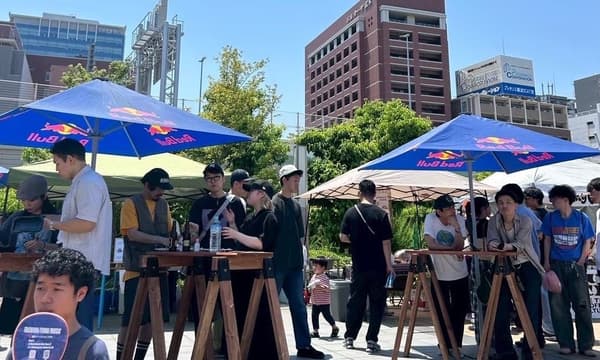 COMFES 부스에 모인 사람들