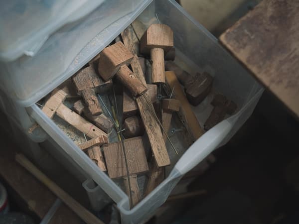 Una caja de herramientas y materiales de madera