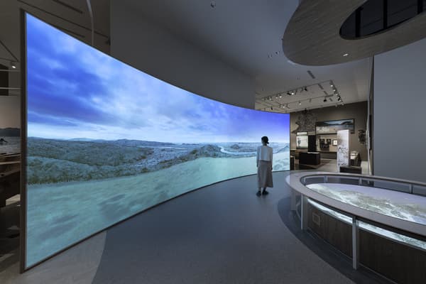 “小世界”的装置视图（2021年11月 - 900cm×300cm，宫城县石卷市博物馆永久展览）