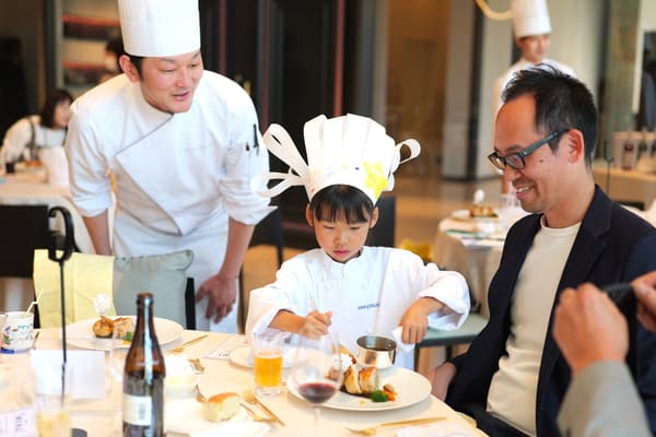 孩子完成肉類料理的擺盤裝飾