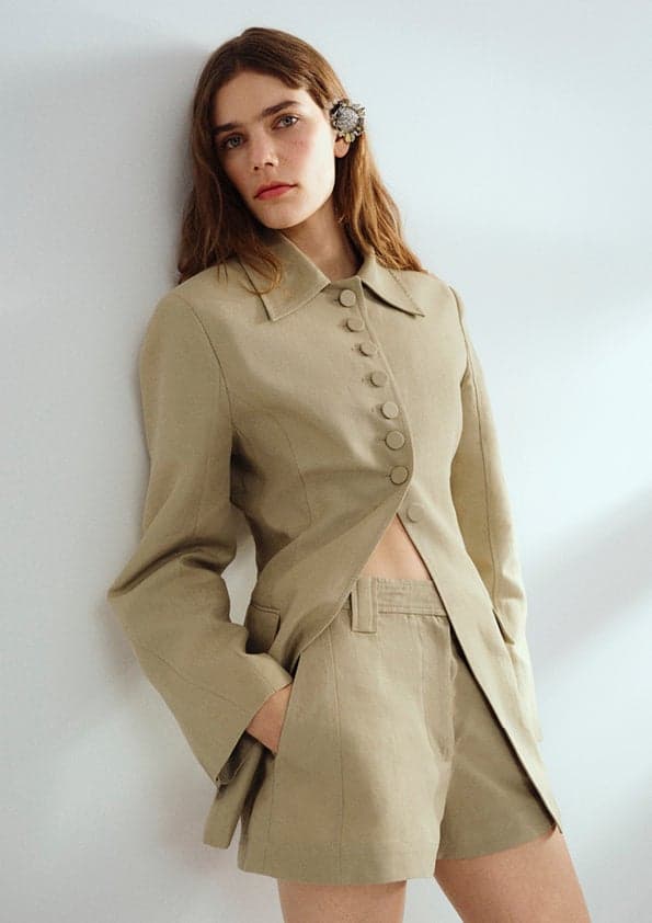 H&M 스튜디오: 블레이저 ¥24,999 / 쇼츠 ¥12,999