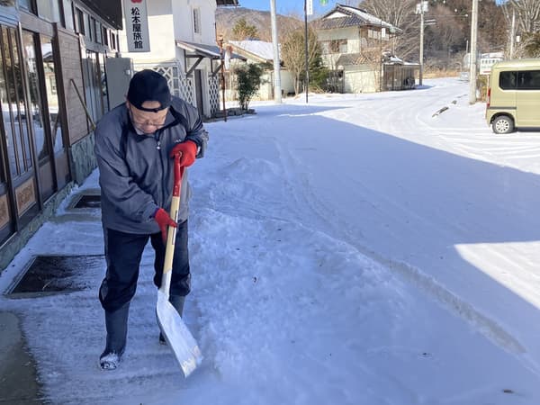 工作人員的除雪工作