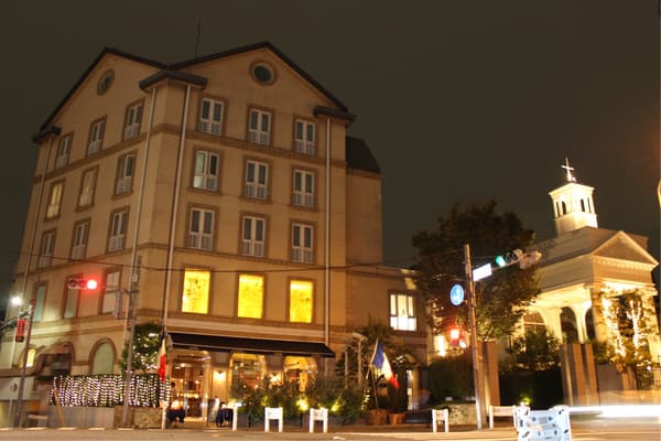 Exterior of BISTRO FAVORI Daikanyama at night