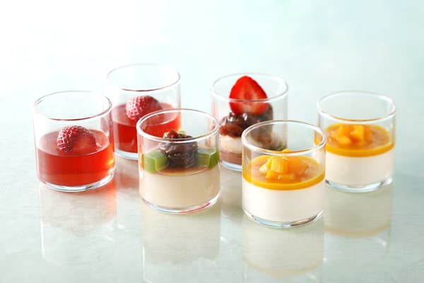 De izquierda a derecha: Gelatina de fresa, Gelatina de kuzu mochi Shin-edo, Dango an Shin-edo, Gelatina de yogur Iwaizumi (mango)